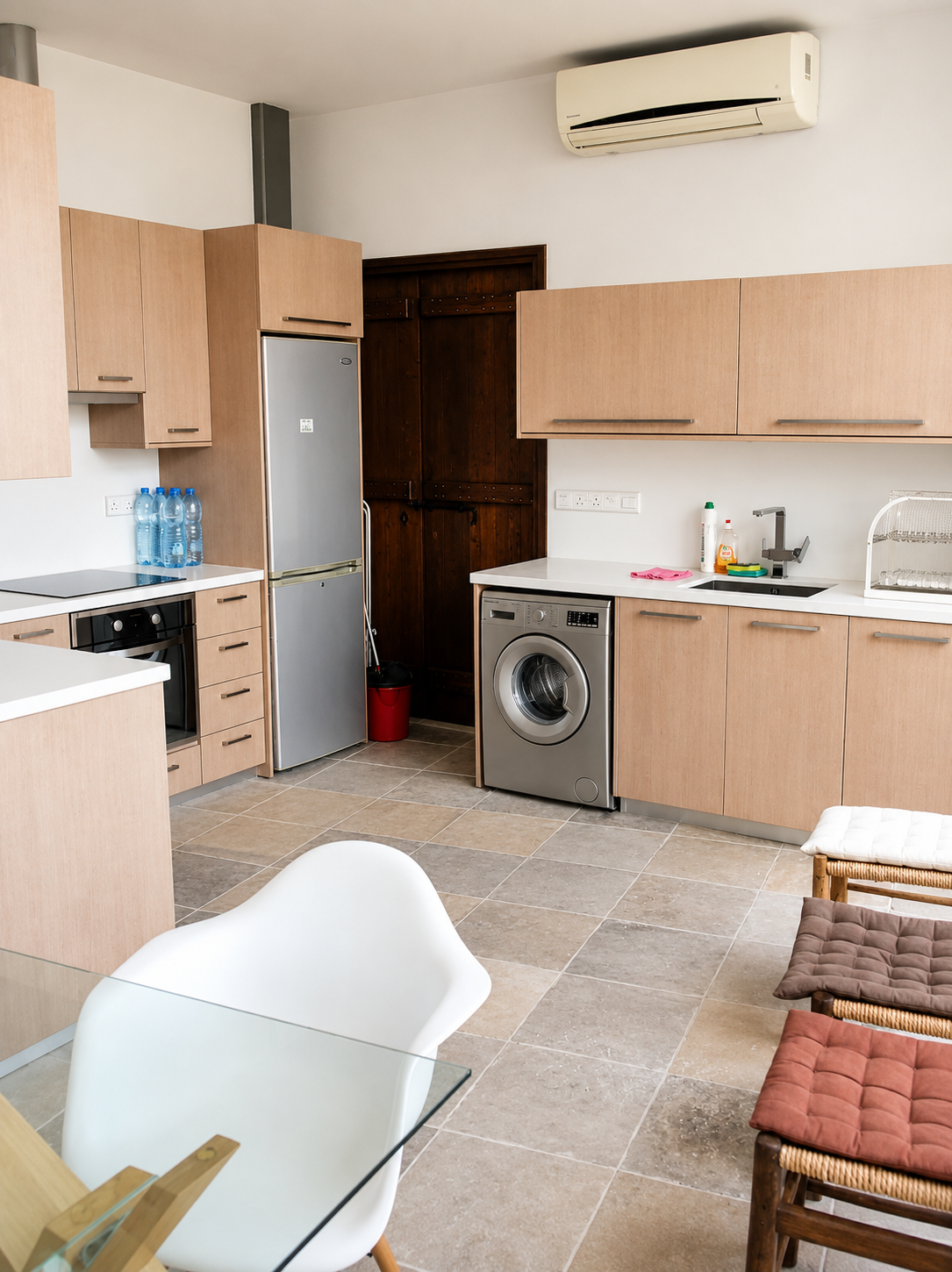 The fully equipped kitchen with washing machine